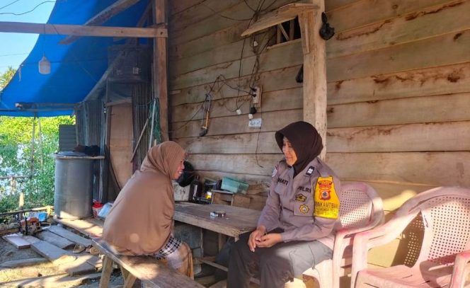 
 Ibu Bhabin Laksanakan Sambang Tingkatkan Keamanan Lingkungan di Desa Lea