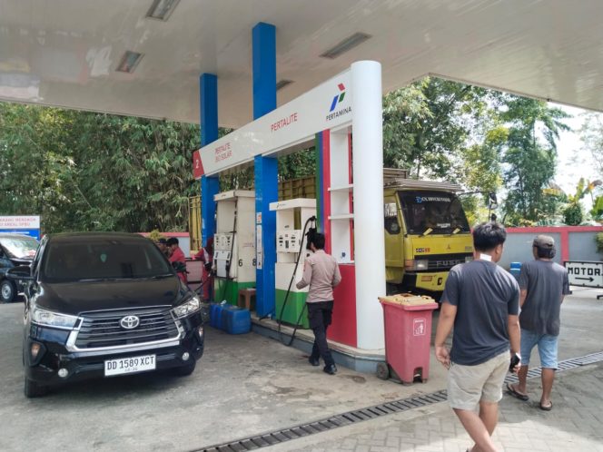 
 Personil Polsek Cina Laksanakan Pengamanan di SPBU Desa Tanete Harapan, Kecamatan Cina