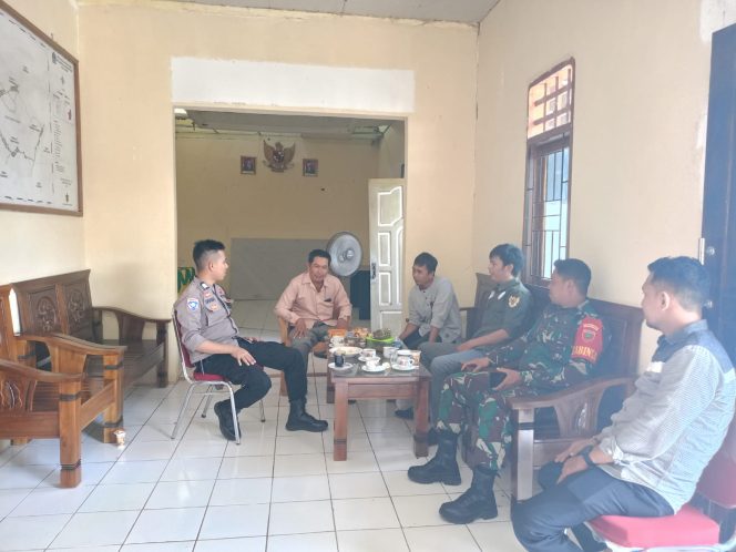 
 Bhabinkamtibmas Polsek Awangpone  Bersama Babinsa Melaksanakan Patroli Bersama di Desa Abbanuang