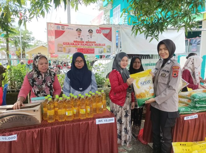 
 ‎Kapolsek Palakka Hadiri Kegiatan Pangan Murah di Desa Usa Bersama Forkopimca Kecamatan Palakka