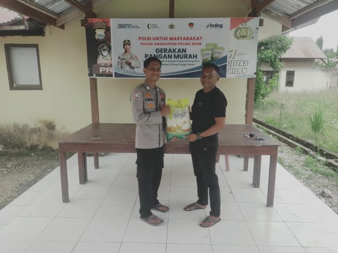 
 Kapolsek Awangpone Menyelenggarakan Gerakan Pasar Murah Di Mapolsek Awangpone