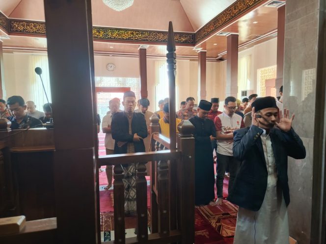 
 Polres Bone Gelar Shalat Ghoib dan Doa Bersama untuk Almarhum Pengemudi Ojol Affan Kurniawan