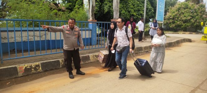 
 Bersama Karyawan Kapal, Lakukan Pemeriksaan Berikan Pelayanan