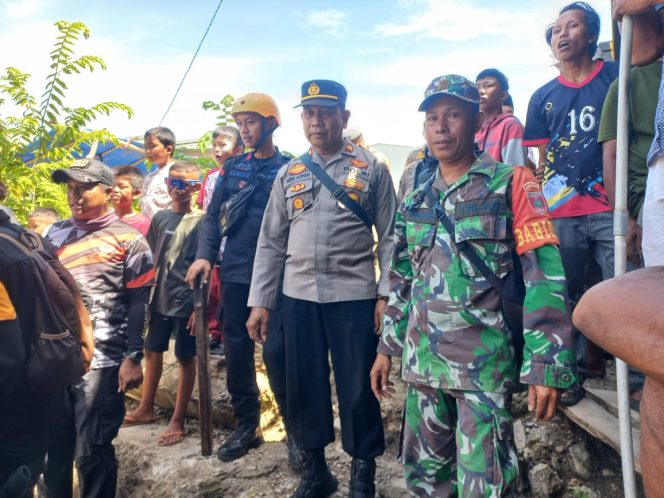 
 ‎Terima Informasi Warga Bunuh Diri, Kapolsek Cenrana Pimpin Anggotanya Datangi TKP