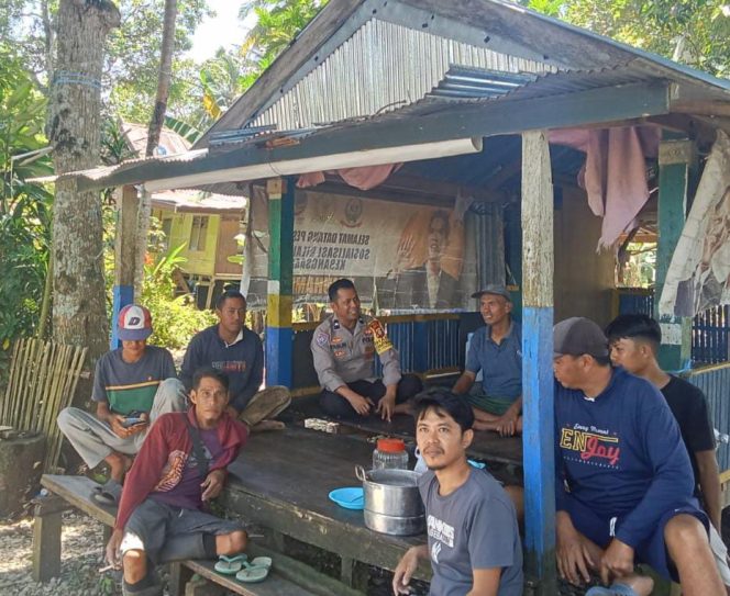 
 Bhabinkamtibmas Desa Kajuara Laksanakan Pembinaan Sat Kamling di Dusun Kajuara