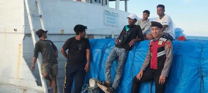 
 Hunting Patroli Polsek Pelabuhan Bajoe, Temui Buruh Di Pelabuhan Berikan Pesan Kamtibmas