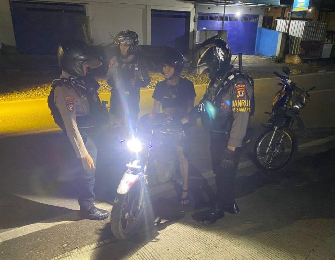 
 Tim Patroli Presisi Sat Samapta Polres Bone Laksanakan Patroli Blue Ligth dan Berikan Himbauan Kamtibmas