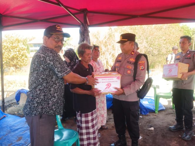 
 ‎Polri Peduli, Polsek Cenrana Lakukan Bakti Sosial Di Desa Latonro