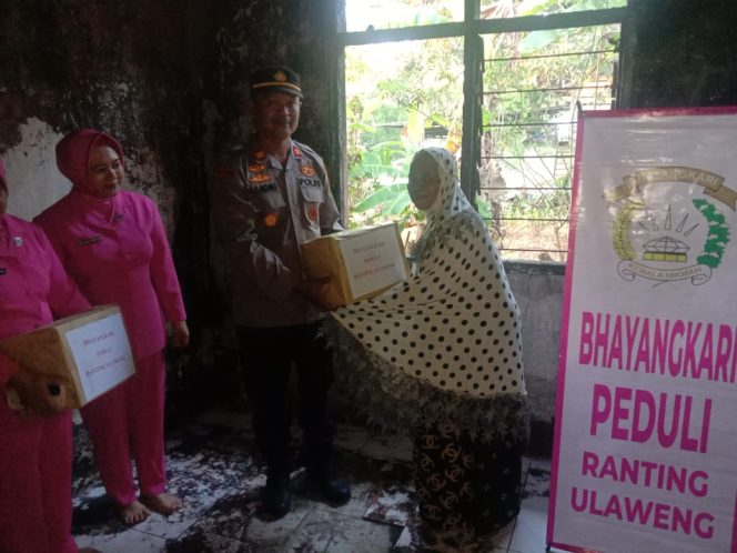 
 Kapolsek Ulaweng dan Ketua Ranting Bhayangkari Gelar Bakti Sosial di Lokasi Kebakaran