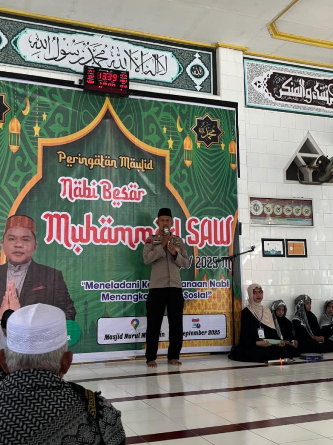 
 Kapolsek Awangpone Menghadiri Peringatan Maulid Nabi Muhammad SAW 1447 H di Desa Abbanuang