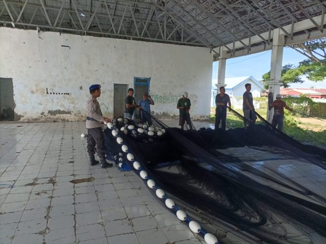 
 Lakukan Polmas Perairan, Anggota Piket Satpolairud Polres Bone Beri Himbauan Kamtibmas Kepada Nelayan