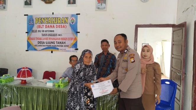 
 Bhabinkamtibmas Desa Ujung Tanah Hadiri Penyaluran BLT-DD, Pastikan Tepat Sasaran