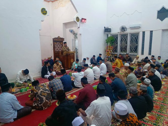 
 Teladani Akhlak Rasulullah, Bhabinkamtibmas Hadiri  Peringatan Maulid Nabi Di Mesjid Babul Jannah