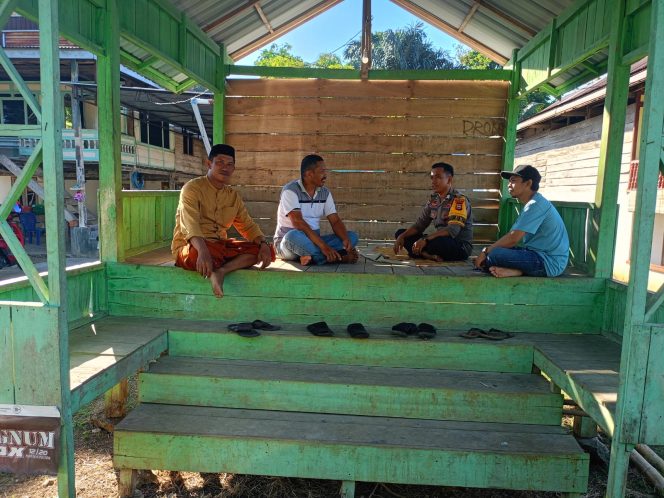 
 Bhabinkamtibmas Polsek Awangpone Polres Bone  Laksanakan Pembinaan Satkamling di Desa Abbanuang