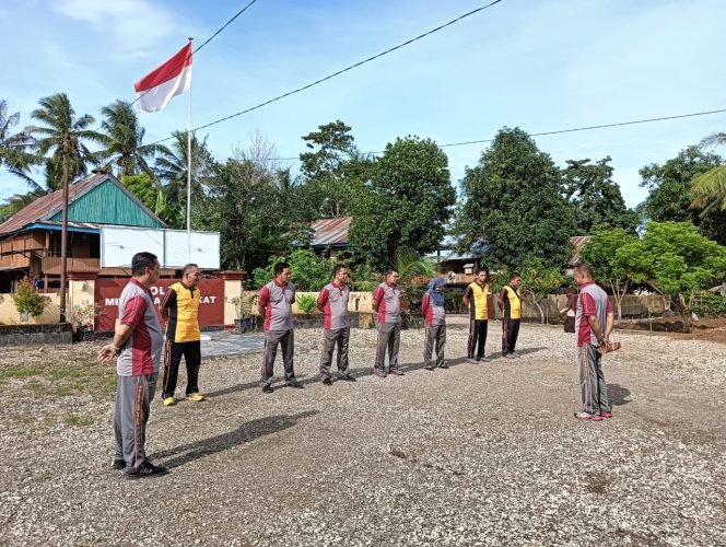 
 Kapolsek Awangpone Berikan Arahan kepada Bhabinkamtibmas Terkait Optimalisasi Pos Satkamling