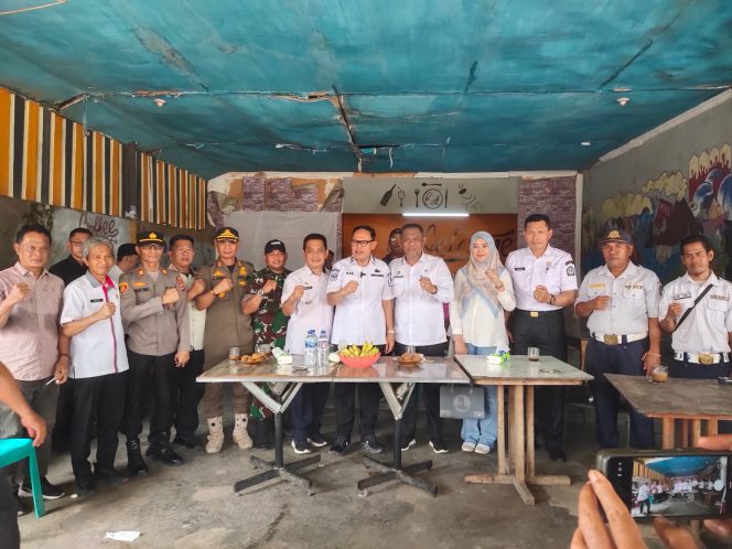 
 Kapolsek Mare Bersama Forkopincam Dampingi Wakil Bupati Bone Tinjau Pasar Mare