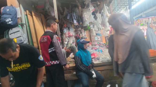 
 Sambang Dialogis Di Pasar Mare, Kanit Samapta Ingatkan Waspada Gangguan Keamanan