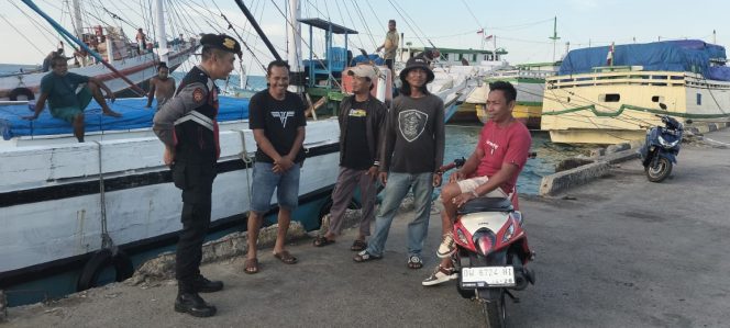 
 Hunting Patroli Polsek Pelabuhan Bajoe, Temui Buruh Di Pelabuhan Berikan Pesan Kamtibmas