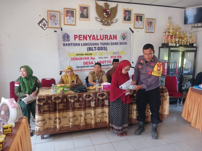 
 ‎Bhabinkamtibmas Polsek Cenrana Hadiri Penyaluran BLT DDS Di Desa Labotto