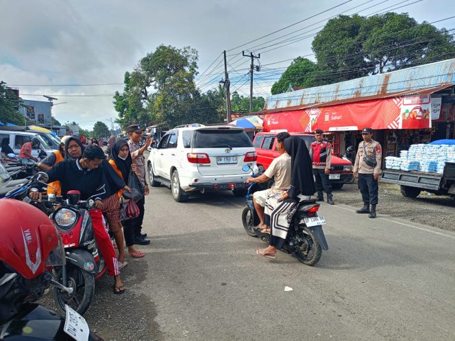 
 Personel Polsek Awangpone Laksanakan Pengamanan Pasar Paccing