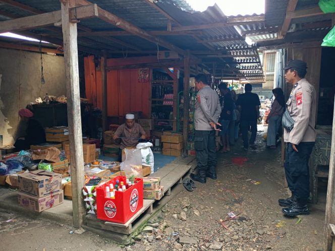 
 Wakapolsek Awangpone Memimpin Pelaksanaan Patroli Jalan Kaki Di Pasar Paccing