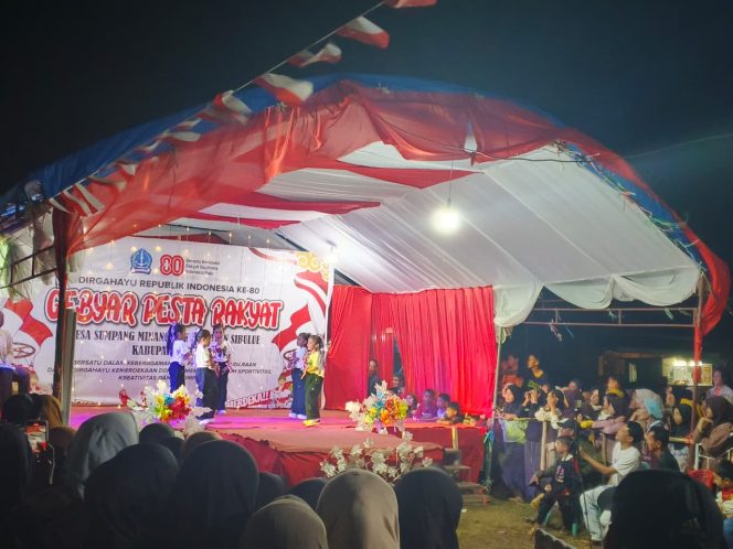 
 Pesta Rakyat Desa Sumpang Minangae Berlangsung Aman, Bhabinkamtibmas Aktif Pantau Situasi Kamtibmas