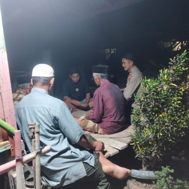 
 ‎Lakukan Pembinaan, Bhabinkamtibmas Polsek Cenrana Sambangi Satkamling