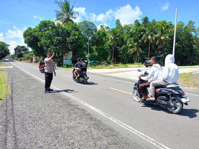 
 Polsek Awangpone Pengamanan Jalur Dan Pengamanan Launching Penerbangan Bersubsidi di Bandara Arung Palakka