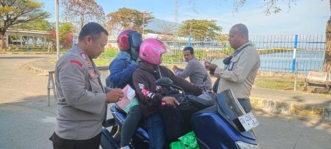 
 Bersama Karyawan Kapal, Personil Lakukan Pemeriksaan Kendaraan 