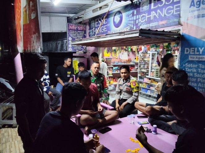 
 Bhabinkamtibmas Bersama Babinsa Sambangi Pemuda, Wujudkan Keamanan Lingkungan di Bone