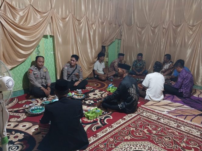
 Bhabinkamtibmas Sambangi Warga di Pesta Pernikahan, Sampaikan Pesan Kamtibmas
