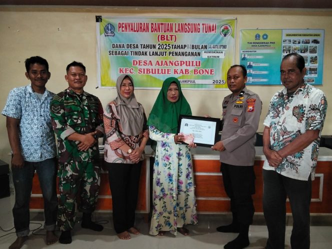 
 Bhabinkamtibmas Kawal Penyaluran BLT-DD di Desa Letta Tanah