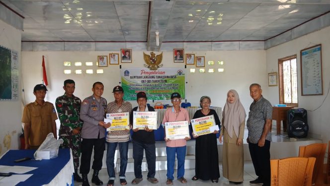 
 Bhabinkamtibmas Hadiri Penyaluran BLT-DD Program Pemulihan Ekonomi dan Penanganan Kemiskinan Ekstrem di Desa Mario