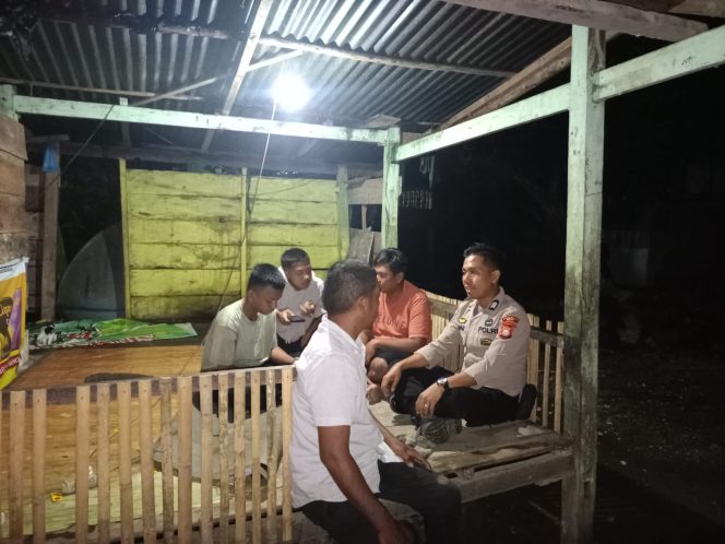 
 Bhabinkamtibmas Polsek Awangpone Laksanakan Pembinaan Satkamling di Pos Kampung Tengah