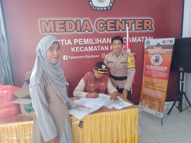 
 Anggota Polsek Ponre pantau penyaluran kartu bansos diaulah kantor kecamatan Ponre