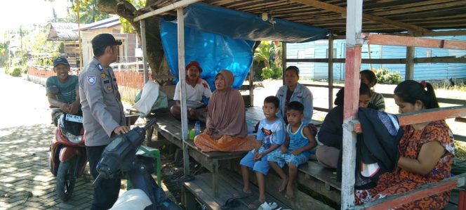 
 Dekat dengan Warga, Bhabinkamtibmas Aktif Sambangi Sat Kamling di Desa