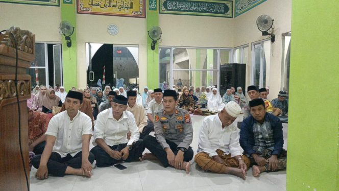 
 ‎Peringatan Maulid Nabi Muhammad SAW di Desa Siame, Kapolsek Bersama Bhabinkamtibmas Hadir Berikan Pesan Kamtibmas