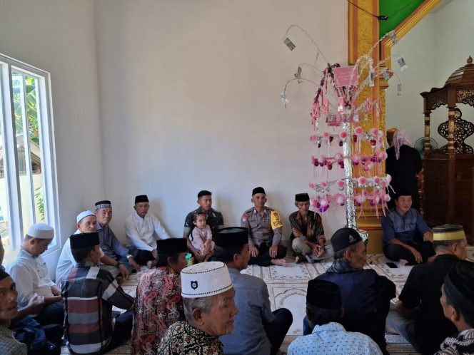 
 ‎Bhabinkamtibmas Polsek Cenrana Hadiri Peringatan Maulid Nabi Muhammad SAW Di Desa Nagauleng