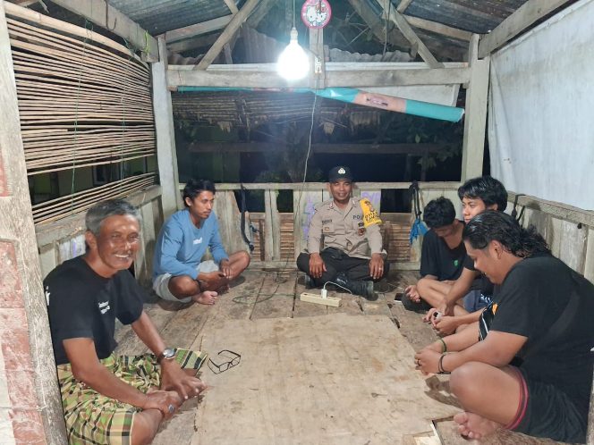
 ‎Lakukan Pembinaan Bhabinkamtibmas Polsek Cenrana Kunjungi Satkamling Di Desa Binaannya