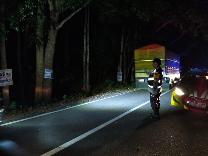 
 Anggota Jaga Polsek Ulaweng Aktif Lakukan Patroli Biru dan Pantau Aktivitas Masyarakat Malam hari