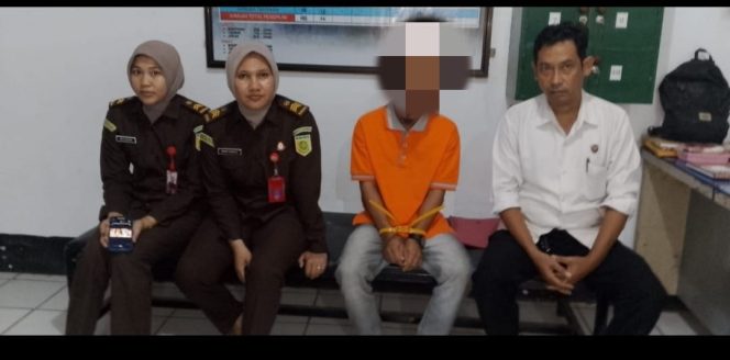 
 ‎Unit Reskrim Polsek Cenrana Lakukan Tahap II Serahkan Tersangka Dan Barang Bukti