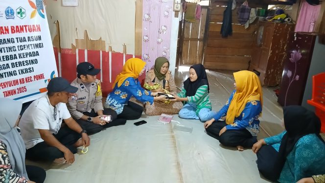 
 bhabinkamtibmas Polsek Ponre melakukan pendampingan kepada petugas BKKBN dalam penyerahan bantuan gerakan orang tua asuh cegah stunting didesa salebba