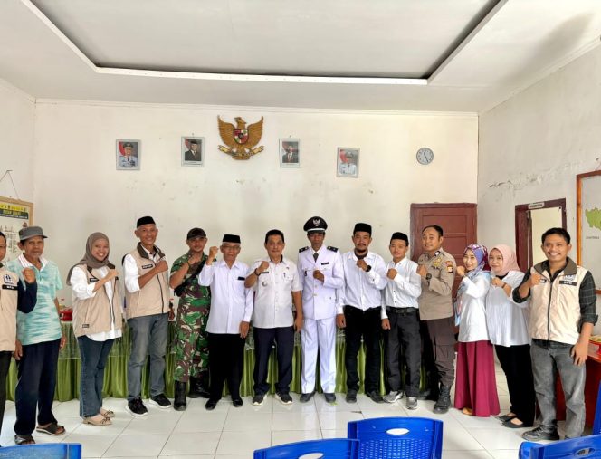 
 Bhabinkamtibmas Hadiri Pelantikan Perangkat Desa Ujung Tanah, Dukung Pemerintahan Desa yang Baru
