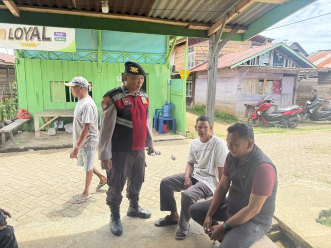 
 Panit III Samapta dan Ka Spkt Polsek Tanete Riattang Gelar Patroli, Ajak Warga Aktif Jaga Kamtibmas
