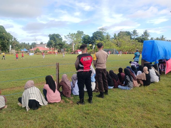 
 ‎Personel Polsek Cenrana Lakukan Pengamanan Turnamen Sepak Bola Kajuara Cup II