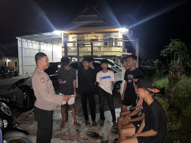 
 Bhabinkamtibmas Polsek Ajangale Berikan Himbauan kepada Remaja: Jangan Nongkrong Hingga Larut Malam dan Hindari Kriminalitas