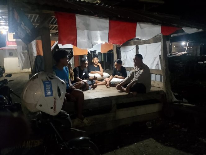 
 Dorong Partisipasi Warga Dalam Menjaga Keamanan Lingkungan, Bhabinkamtibmas Polsek Ajangale Lakukan Pembinaan Satkamling di Kelurahan Pompanua.