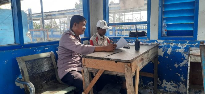 
 Bersama Karyawan Kapal, Lakukan Pemeriksaan Berikan Pelayanan