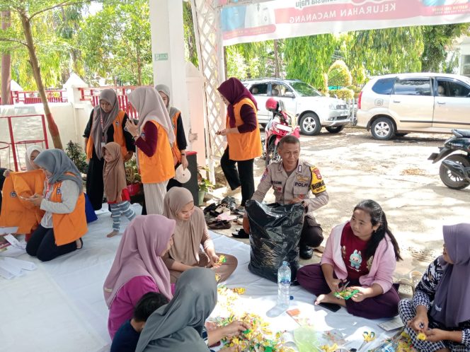 
 Bripka Muh. Tachdir Hadiri Inovasi Pengolahan Sampah Jadi Kerajinan di Kelurahan Macanang