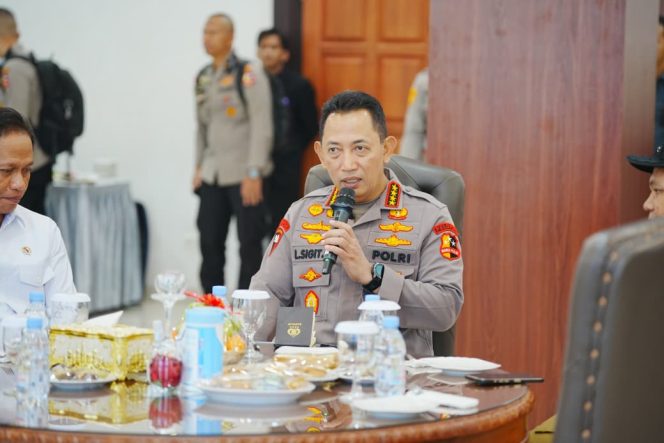 
 Kapolri Tegaskan Kehadiran Polisi Kawal Demokrasi, Bukan Batasi untuk Pendapat